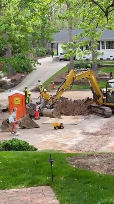 These construction workers filled a kid’s toy truck with dirt to make his day