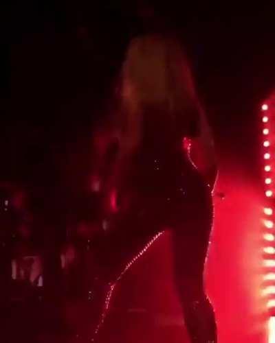 Sabrina Carpenter sexy dance