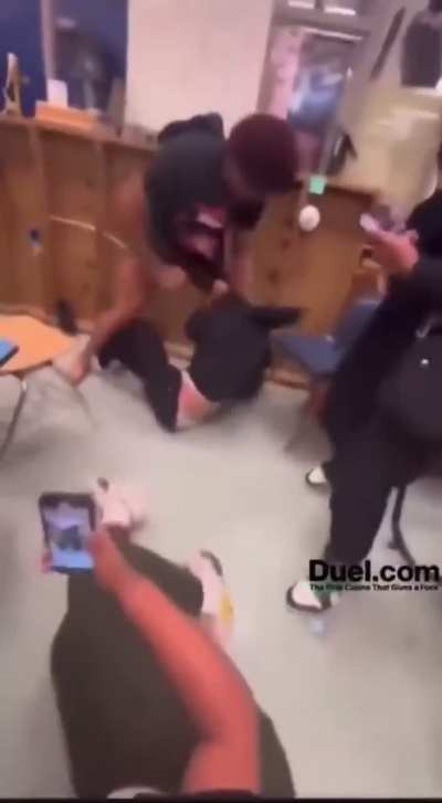 Gay kardeşimiz,arkasından konuştuğu gerekçesiyle homofobik piçi dövüyor