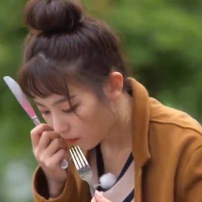 Seulgi eating 