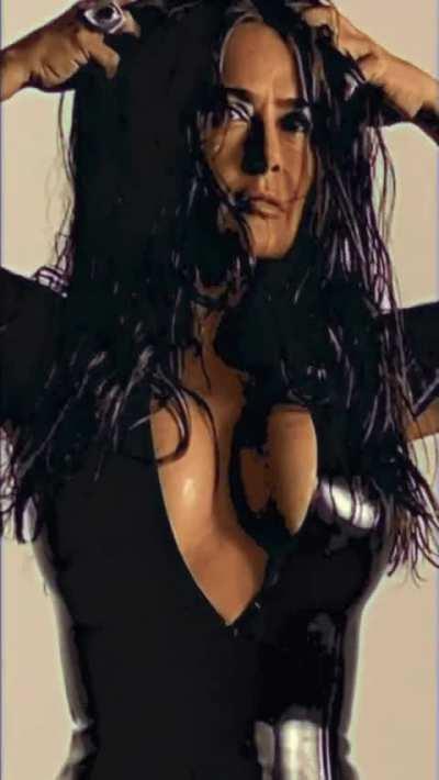 Who can handle Salma Hayek?