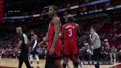 [Highlight] Kevin Porter Jr flagrant 2 foul on Charlie Brown Jr