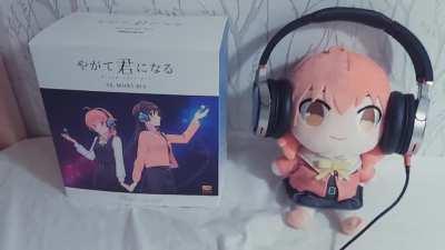 Yuu! Don't fall in love! Oh no, she can't hear us, she's got the Onkyo Bloom Into You Headphones in! Oh god oh frick