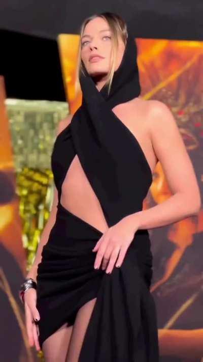 Upclose look at her outfit for the babylon premiere