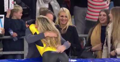 Jutta Leerdam's dad congratulating her daughter for the win
