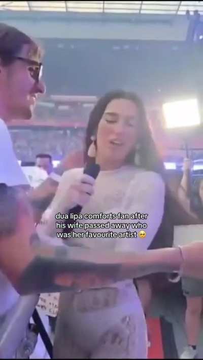 Dua Lipa reads sign from superfan: 