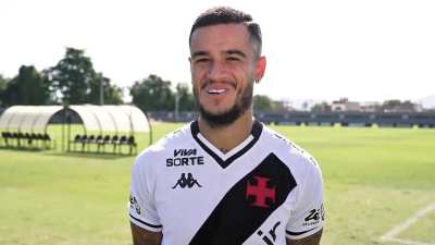 O coutinho dando entrevista, enquanto alguém é peneirado do lado do CT