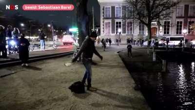 Demonstrant bij Ruttes toespraak