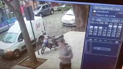 🚨 EL FIN | ASÍ SE FRUSTRÓ EL ROBO DEL SIGLO II.
 Este es el momento dónde el repartidor observa la varilla que sobresalía por entremedio de los adoquines.