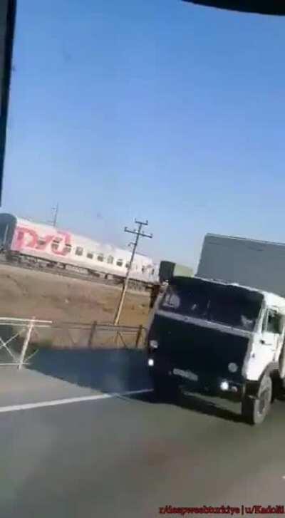 Rusya'daki İranlı sürücü : Rusya, Ermenilere tank ve askeri teçhizat sağlıyor. Burası Rusya. Askeri teçhizat deniz yoluyla Mahaçkale'den İran'a oradan da Ermenistan'a taşınıyor.