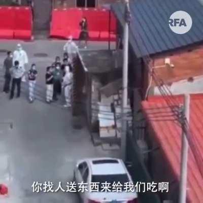 广州高风险地区被封闭 官员视察遇居民怒吼，“我们等了2日2夜！你找人送东西来给我们吃啊！”