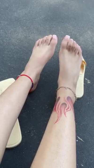 My neighbors can’t get enough of my pretty little feet 😈😍😝💦