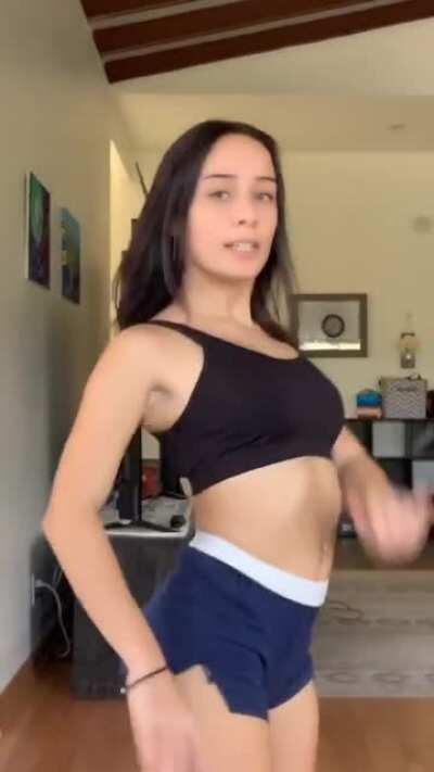 Love her outfit here @deana.rosee