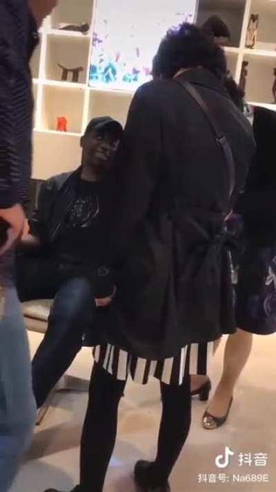 这老哥脾气真好。要是美国黑人遇上这种大妈，就直接干了