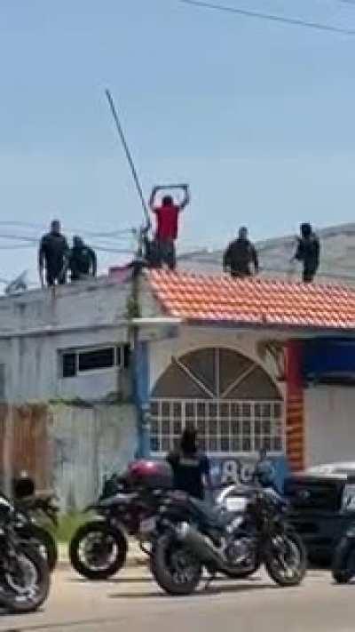 los polis en mi rancho haciendo valer la ley...
