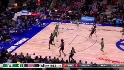 [Highlight] Marcus Smart tries to throw an alley oop off the glass to Tatum, but he can’t handle it and the possession ends in a missed three