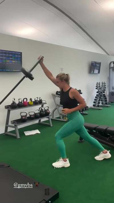 That booty is amazing 