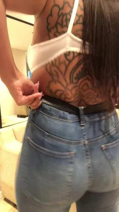 Farts in jeans sound so good 😋