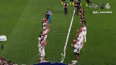 Toni Kroos getting a guard of honour on his final game at the Bernabeu.