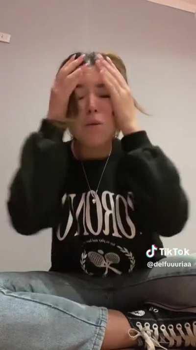 Chica llora de la impotencia por la feroz crisis que pasa la Argentina