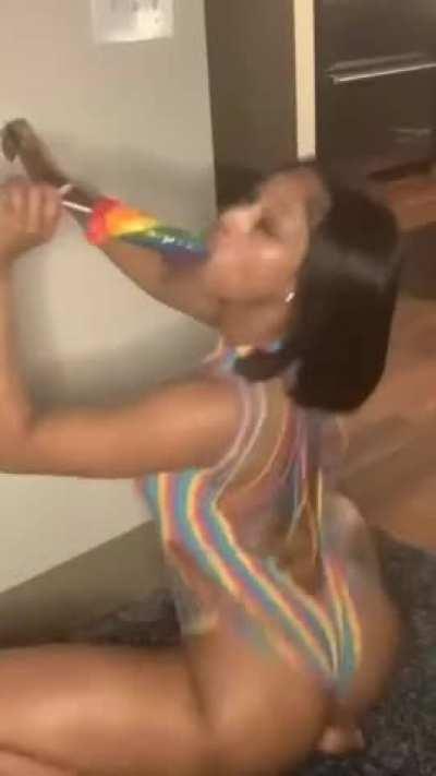 BIG BOOTY HO SWALLOWIN A DIDLO