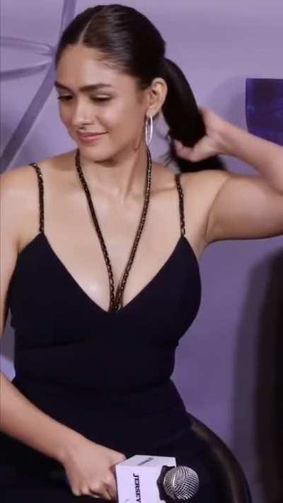 Mrunal Thakur milky pits