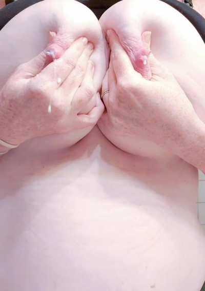 I am a damn sexy redheaded milf at 33. Suck these dry, daddy