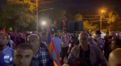 «Прощай, немытая Россия, страна рабов, страна господ!» — у посольства РФ в Ереване кричат «Лавров — с*ка» и «Путин — ху*ло»