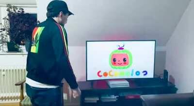 Look how confused he's, only 30 years old ! 🥺