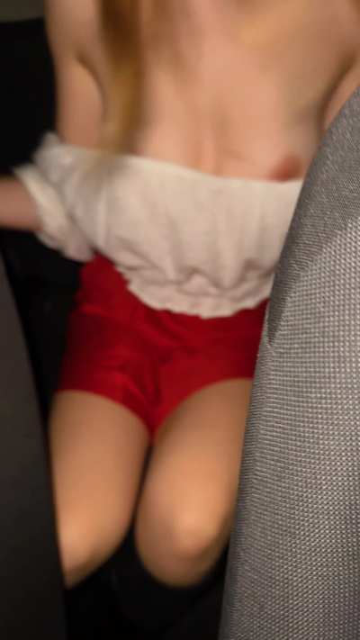 Mi compañero de cuarto me lleva a dar una vuelta 🚗💕