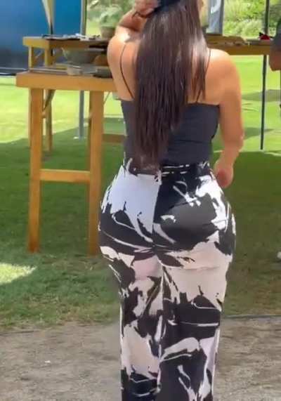 Por eso usa leggings para que no se vea que tiene unas nalgas bien aguadas