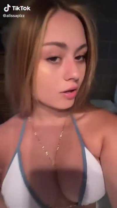 Alissa [@alissaplzz]