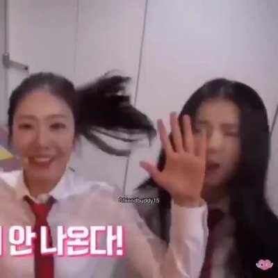 Sinb hits eunhas face. 😅