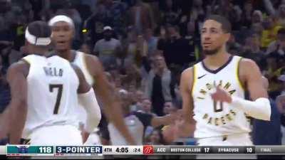 [Highlight] Listen for how Buddy Hield calls for the ball here, en route to a 3