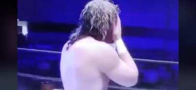 [VIDEO] Kenny Omega forgets to bring his belt to the ring.