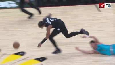 [Highlight] Markelle Fultz, with his team down by 3 with 15 seconds left, plays textbook defense on Devin Booker to force the turnover.