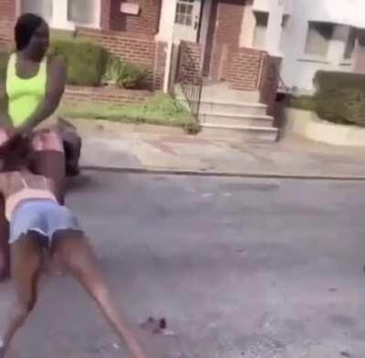 Queenraphine dragging sona old hag ass of the game 💅