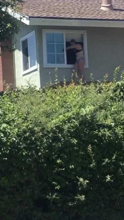 Teens’ 2nd floor pool party gets an unexpected guest