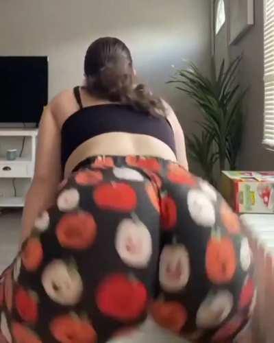 This is: bella_Dimes, huge cameltoe 😏