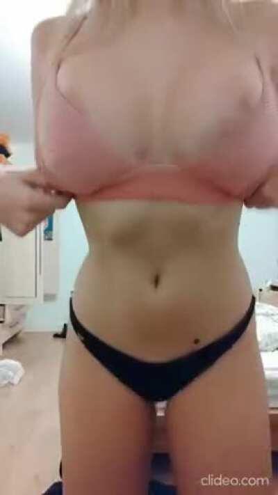 Come slide your dick in between these natural perfect tits 🇸🇪😜[F]