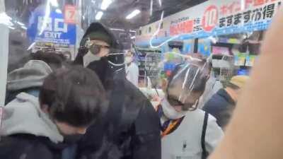 Crowded chaos ensues at a Tokyo store due to PS5 restock!!