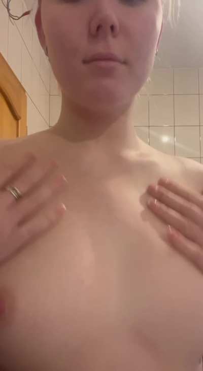 Jag älskar att leka med mina tuttar ;) 
