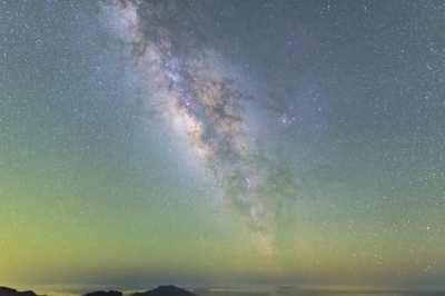 Earth rotation, long exposure Milky Way, and sea of clouds