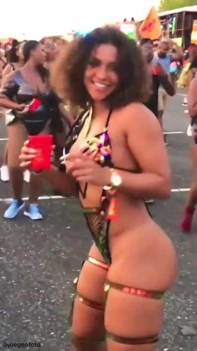 Radiating sexiness and good vibes 🔥 (@happilyjuju)