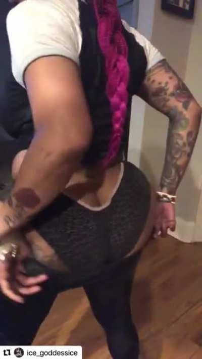 Look at that crack🍆🍑