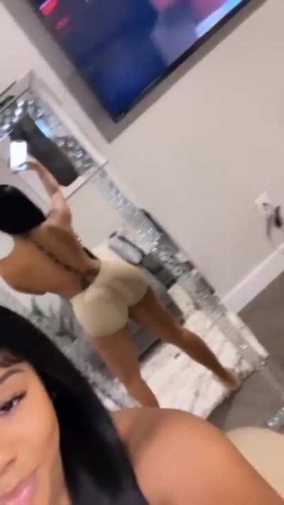 🍑🤳🏽
