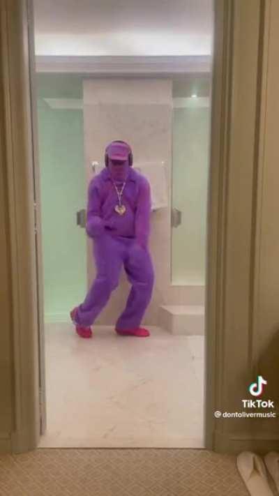 Bro wants to invent a dance like uzi 😭