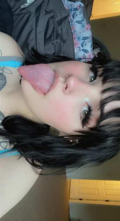 do you like my tongue?👅😽