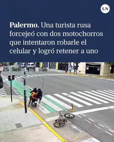 Palermo: Una turista rusa forcejeó con dos motochorros que intentaron robarle el celular y logró retener a uno