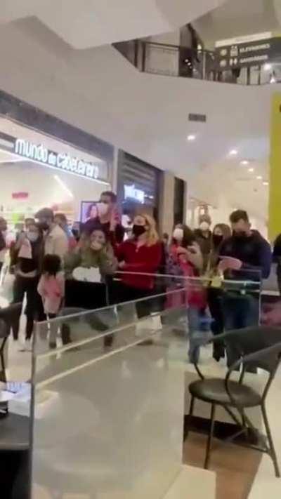 Os caras de joelho, mano 😔